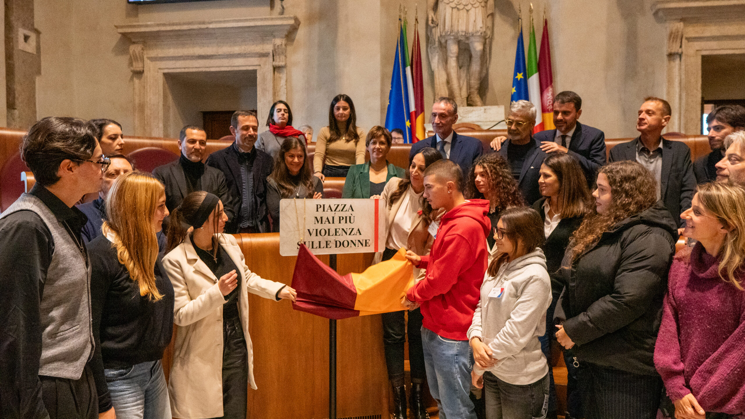 Piazza Mai più violenza sulle donne